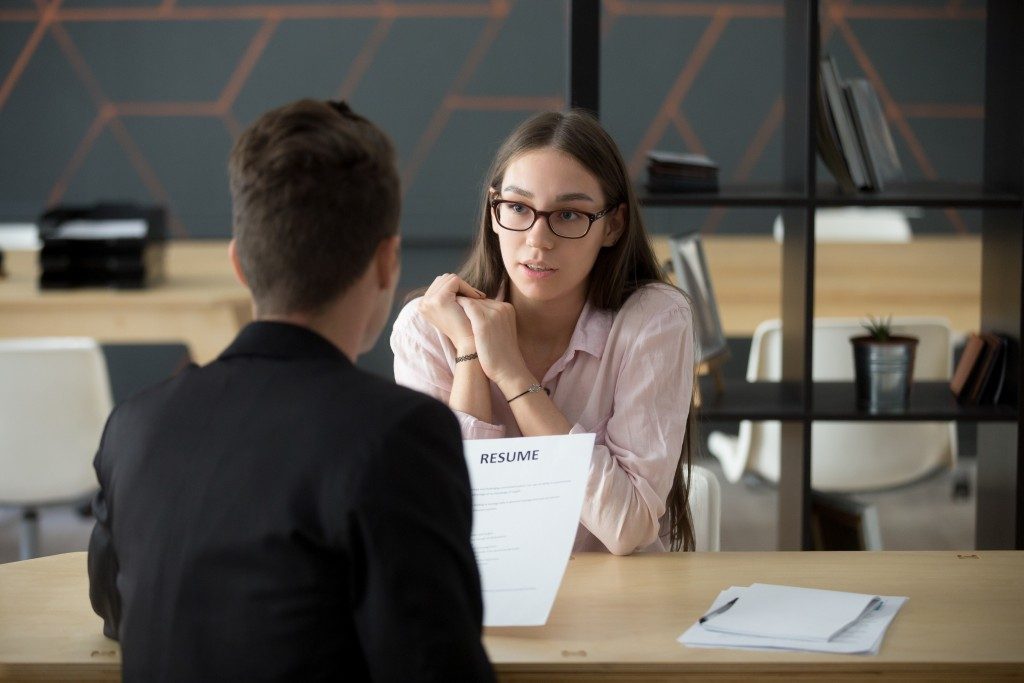 HR recruiter interviewing candidate for company